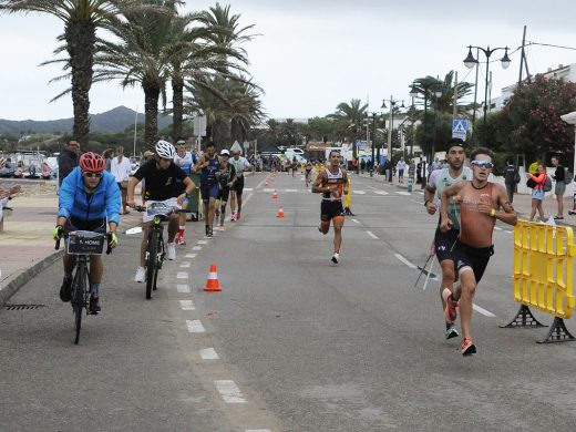 (Fotos) Lluvia y triatlón en Fornells