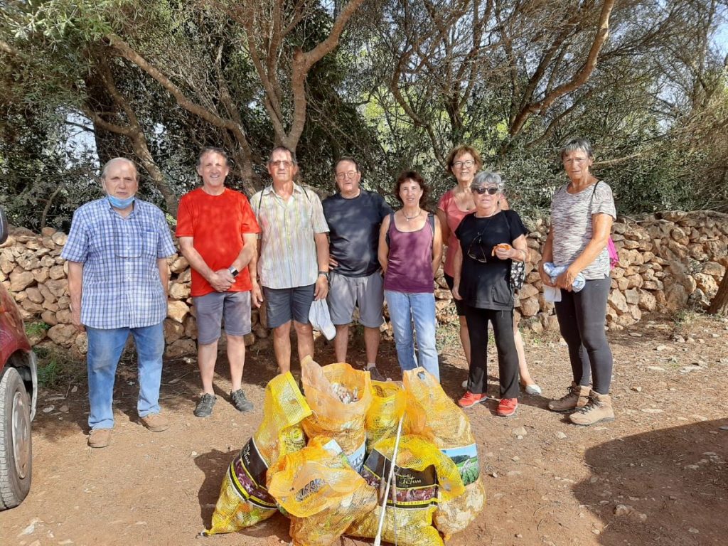 Los voluntarios esta mañana en Cala Galdana