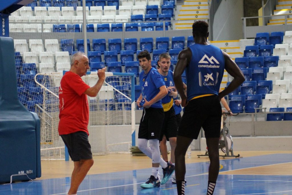 Pepe Laso, dando instrucciones en un entreno del Palma.