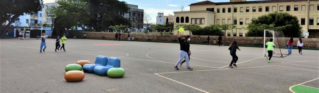 Escolares realizando actividad física en el patio de la escuela (Foto: Menorca Illa de l'esport)