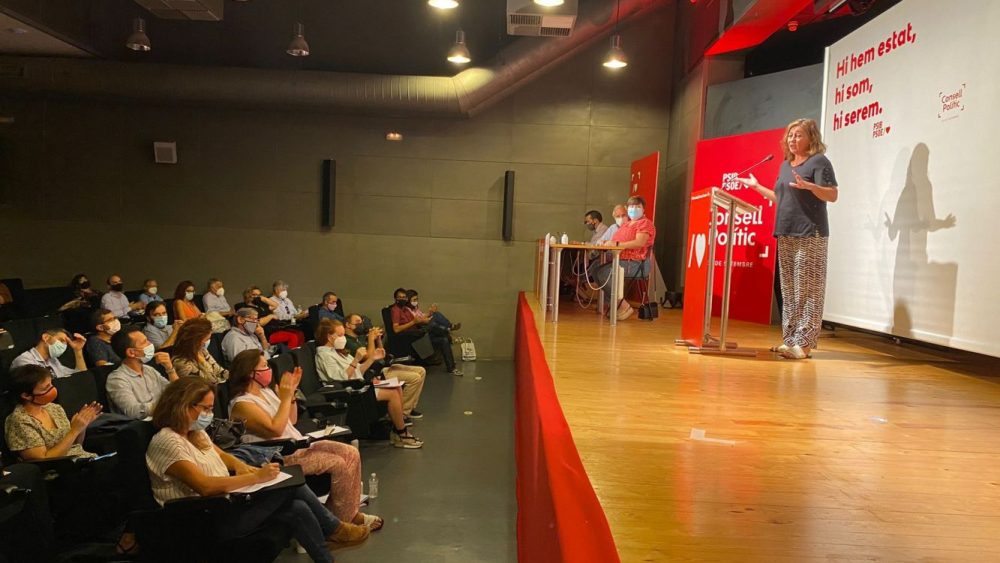 Discurso de Armengol con Susana Mora atendiendo entre los asistentes.