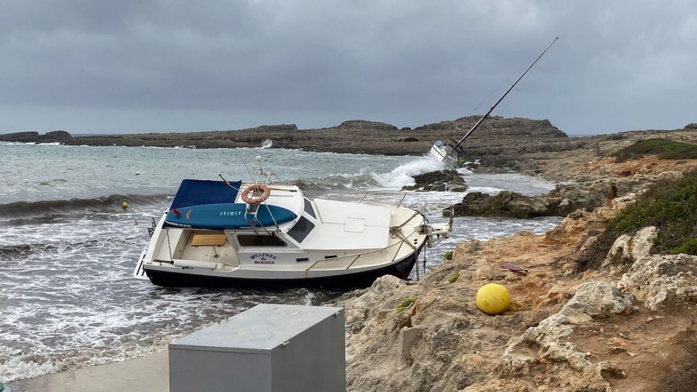 Los dos barcos, entre las rocas (Foto y vídeo: Tolo Mercadal)