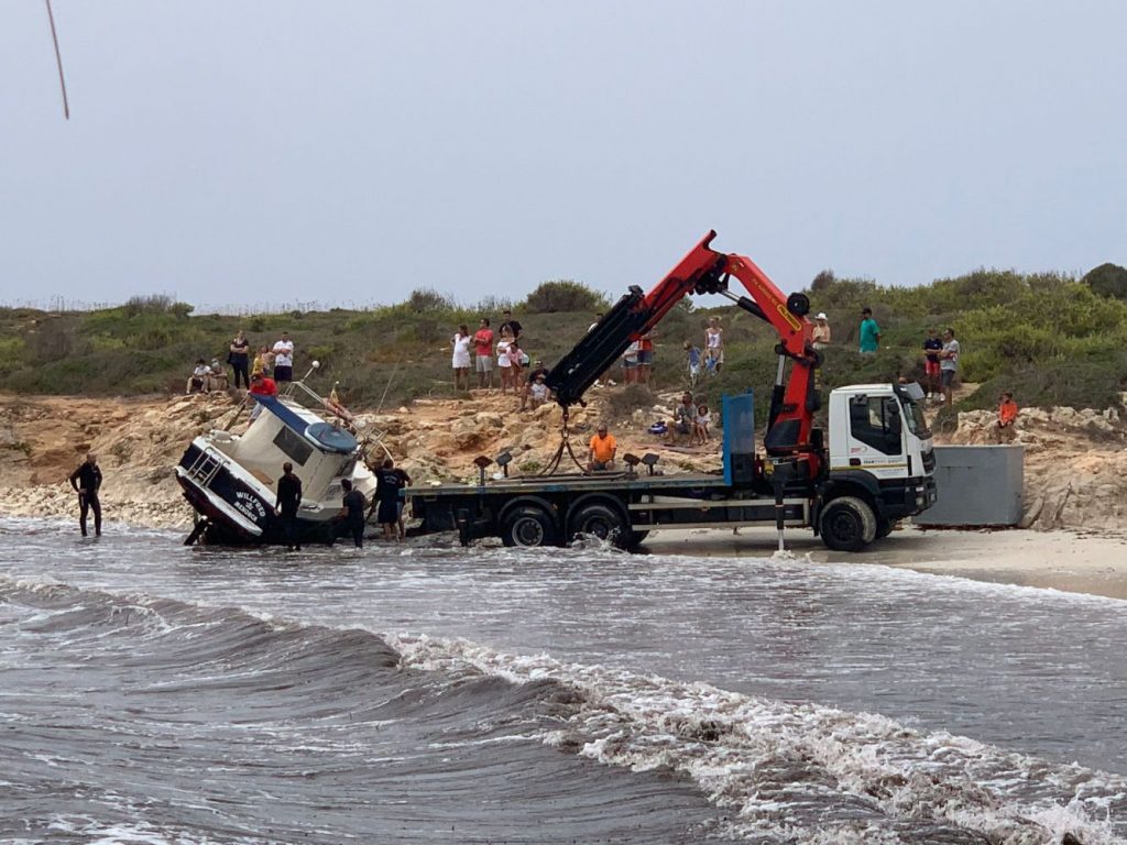 La grúa, en la orilla de la playa (Foto y vídeo: Rosa Preto)