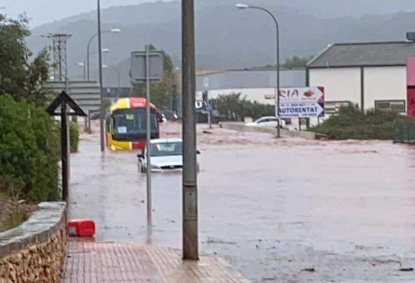 Coches tapados por el agua.