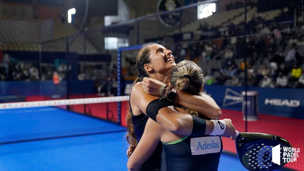 Gemma Triay y Alejandra Salazar se abrazan tras el triunfo.