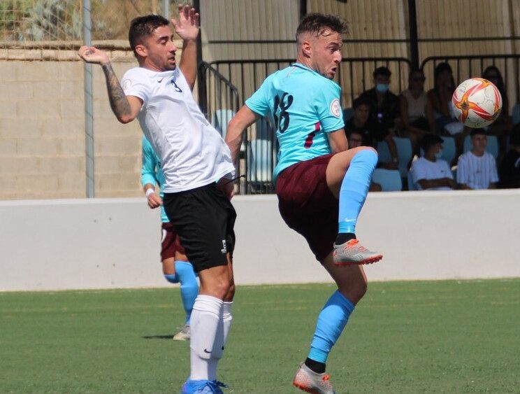 David Camps trata de controlar un balón (Fotos: Bernardí Vich - Futbolbalear.es)