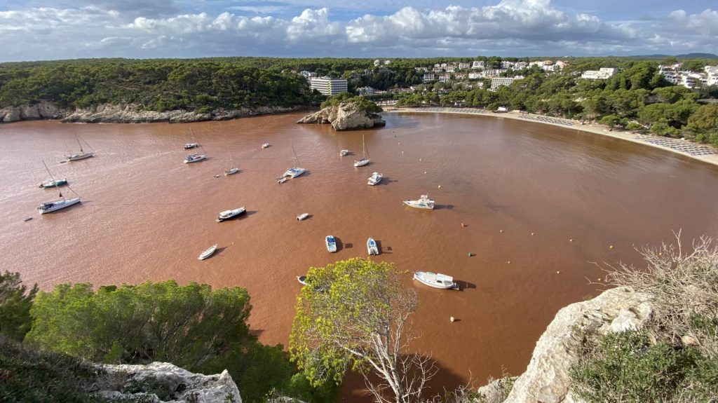 Imagen de Cala Galdana tras la torrentada (Foto: Meteo Menorca)