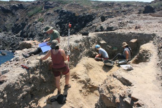 Investigadores en la mina de cobre prehistórica Sa Mitja Lluna (Foto: ArqueoUIB)