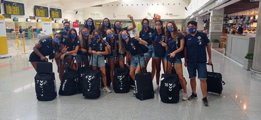 La expedición, en el Aeropuerto de Menorca (Foto: Vòlei Ciutadella)