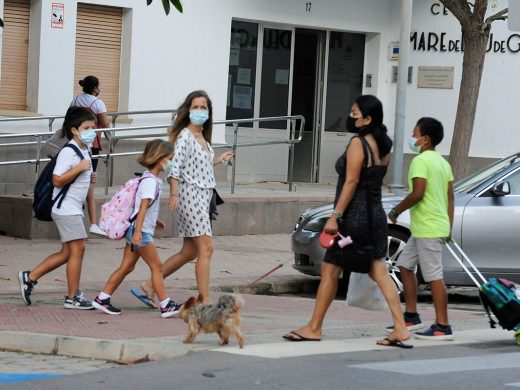 (Fotos) Comienza el curso escolar 2021-22 en Menorca con mascarilla y distancias