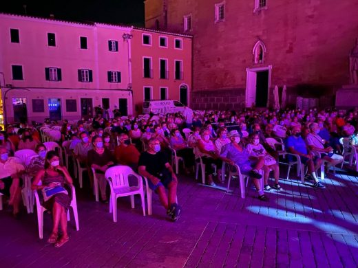 (Fotos) El Linares ofrece ‘Un día fantástico’ en la Plaça Conquesta de Maó