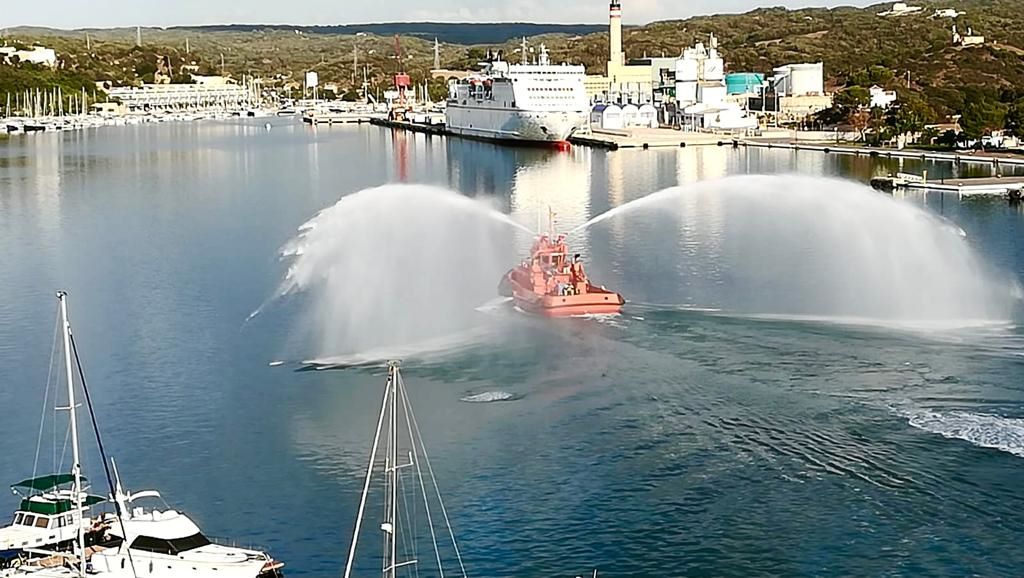 Las pruebas del remolcador han llamado la atención en el puerto (Fotos y vídeo: Manel)