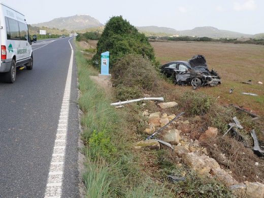 Choca contra un muro en la carretera de Alaior, da varias vueltas de campana y sale ileso