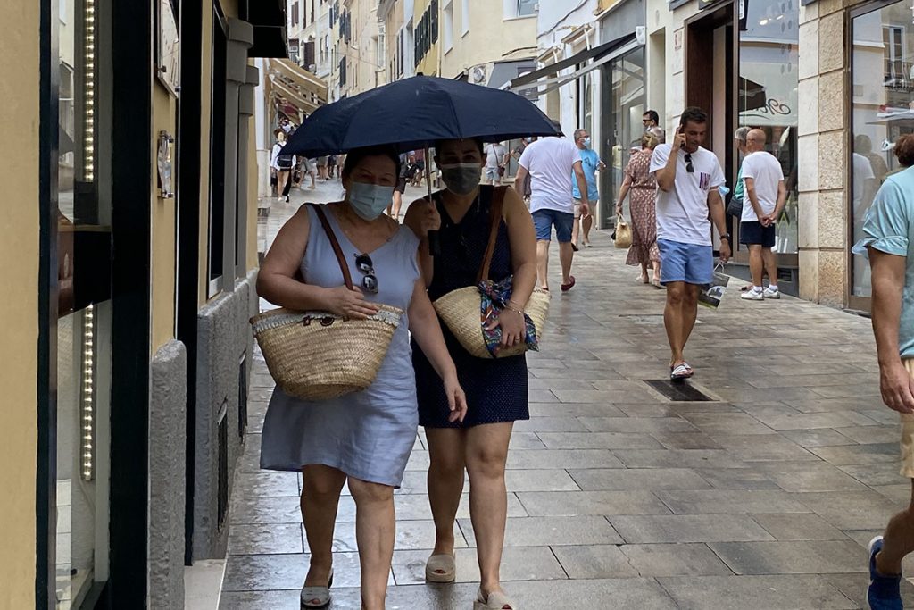 Gente con paraguas en Maó (Foto: Tolo Mercadal)