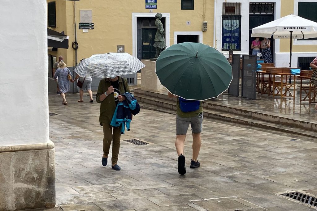 Gente con paraguas en Maó (Foto: Tolo Mercadal)