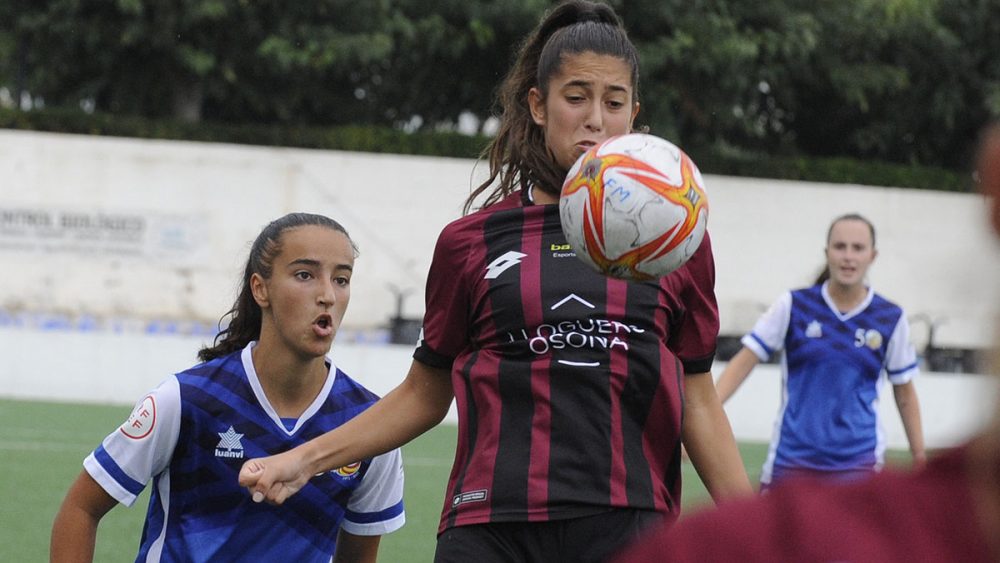 Paula Sintes trata de llegar a un balón (Fotos: Tolo Mercadal)