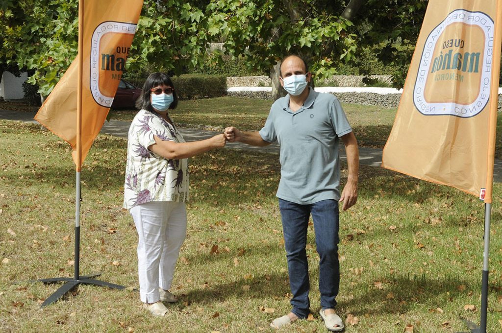 Piedad López, gerente del C.R.D.O.P. Queso Mahón-Menorca, junto a Mito Bosch de Elite Chip (Foto: Tolo Mercadal)