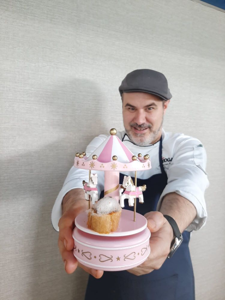 El chef ejecutivo de Lago Resort Menorca, José Antonio Guerrero, con la tapa 'Sant Joan'.