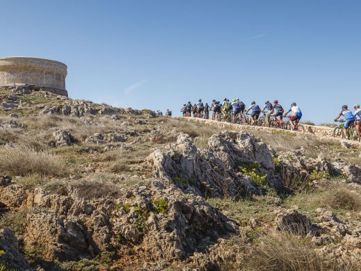 Más de 400 ciclistas despiden la última etapa de la Volta a Menorca BTT