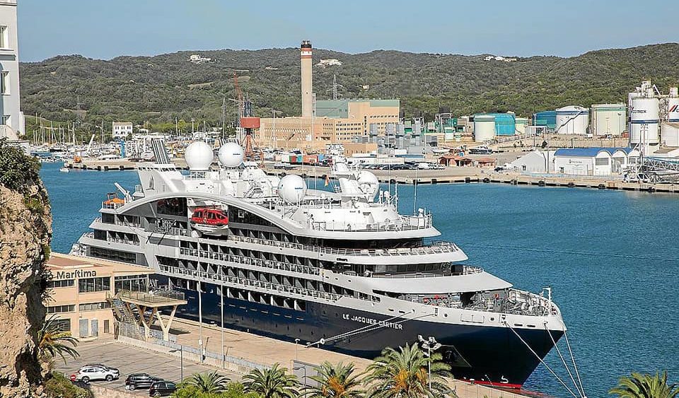 Imagen del crucero en el puerto de Maó (Fotos: Josep Bagur)