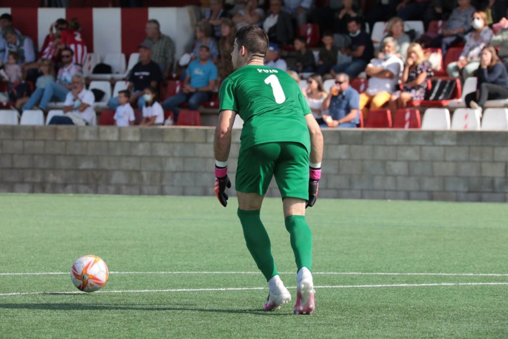 Pozo se dispone a golpear el balón.