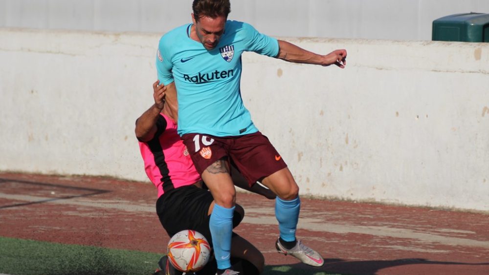 Rubén Carreras sortea a un contrario (Fotos: futbolbalear.es)