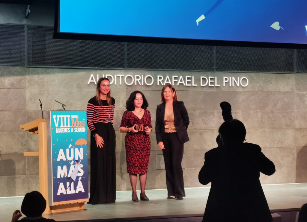 La doctora Alicia Sintes recoge el premio (Foto: Mujeres a Seguir)