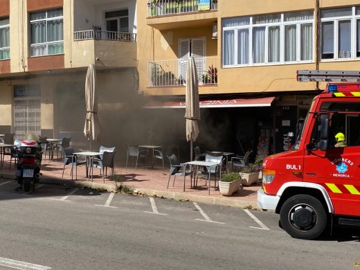 (Fotos) Incendio en el Bar Virginia de Maó