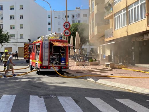 (Fotos) Incendio en el Bar Virginia de Maó