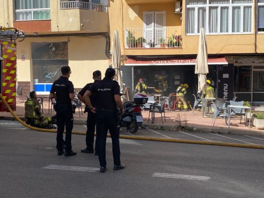 (Fotos) Incendio en el Bar Virginia de Maó