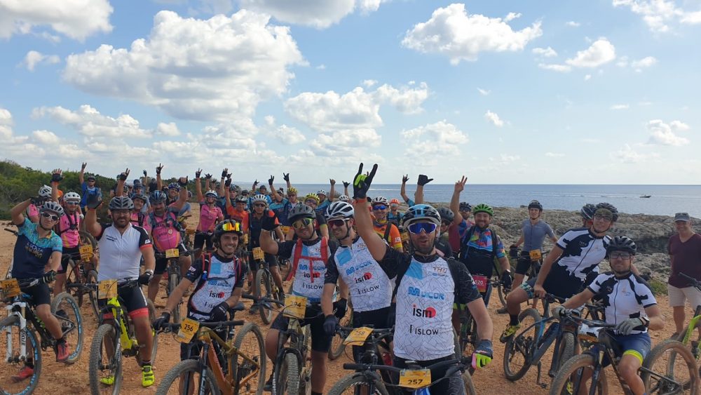 Ciclistas saludando en un momento de la prueba.