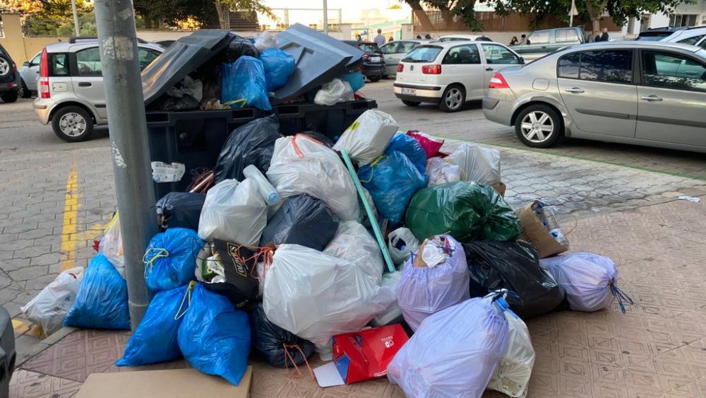 Desde el pasado jueves los trabajadores de la limpieza están de huelga en Maó (Fotos: Tolo Mercadal)