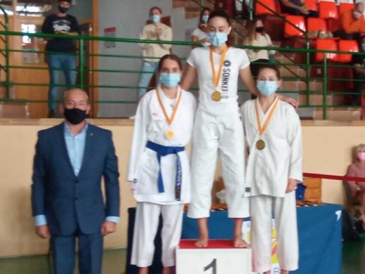 (Galería de fotos) Lluvia de medallas para el Físics en el balear de karate