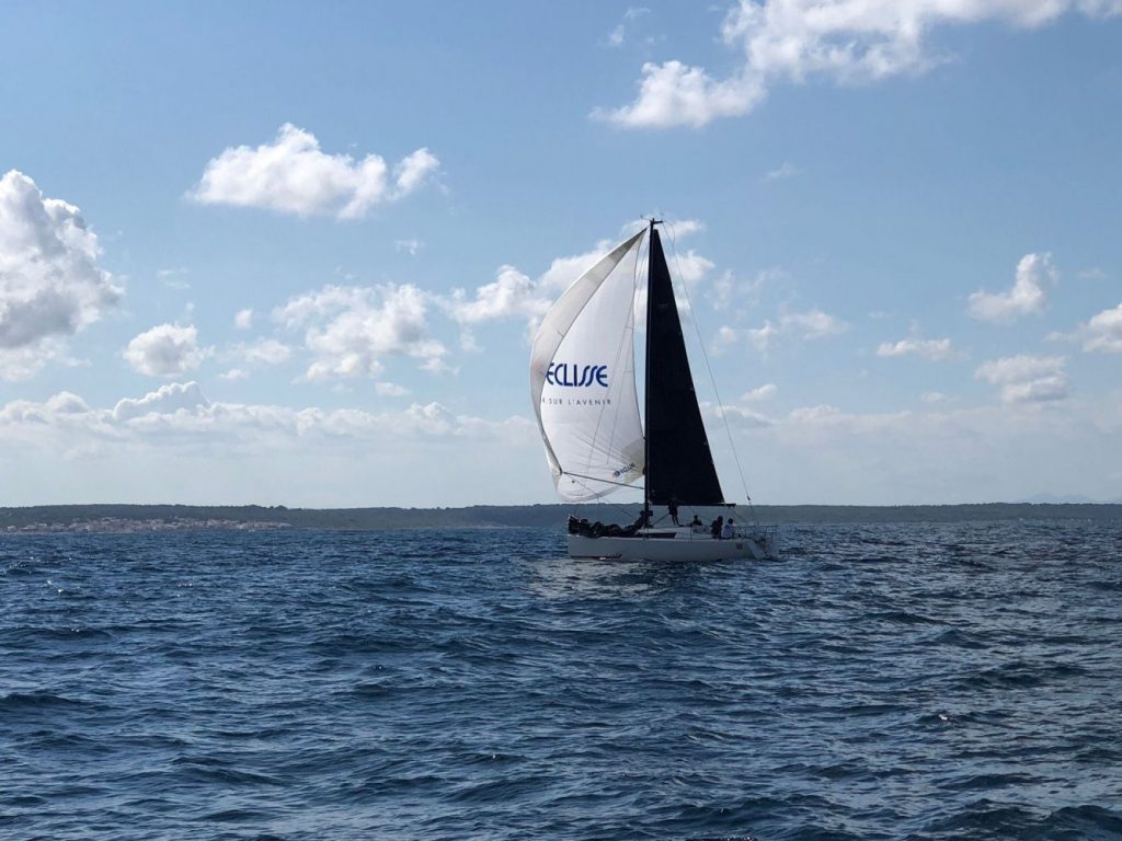 El "Chica Txeca", en un momento de la regata.