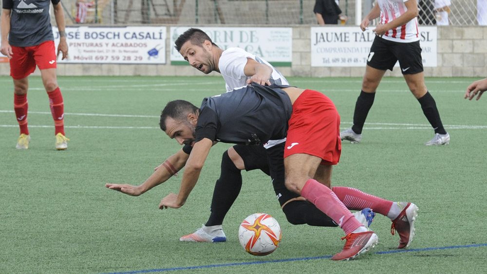 Llonga pelea la pelota ante un jugador del Manacor (Fotos: Tolo Mercadal)