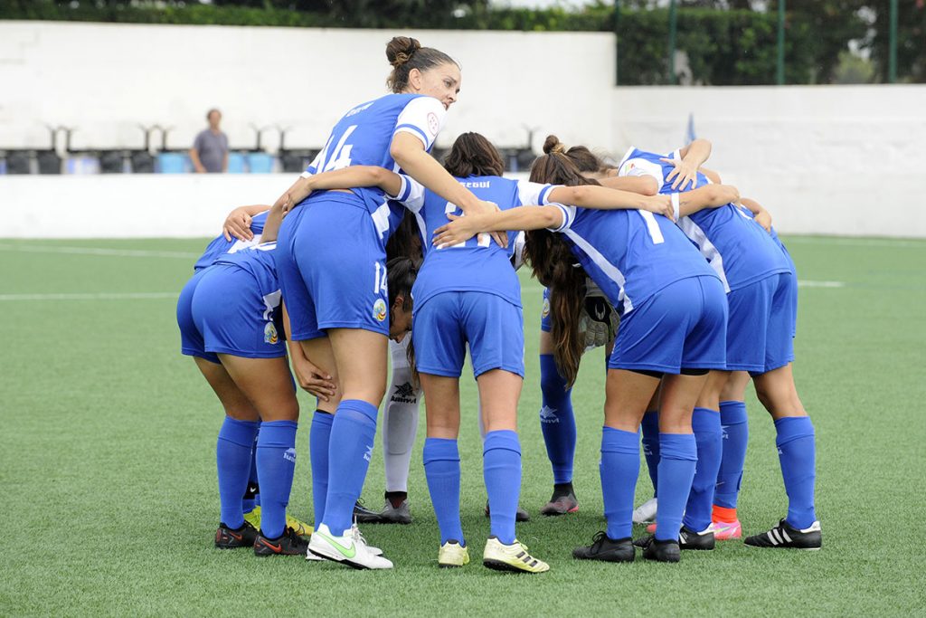 Piña de las jugadoras del Sant Lluís.