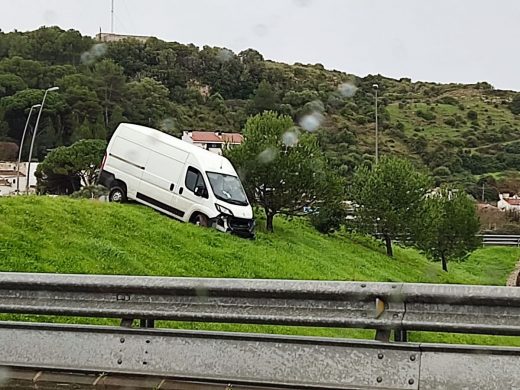 El vehículo en la rotonda Cala Galdana-Ferreries