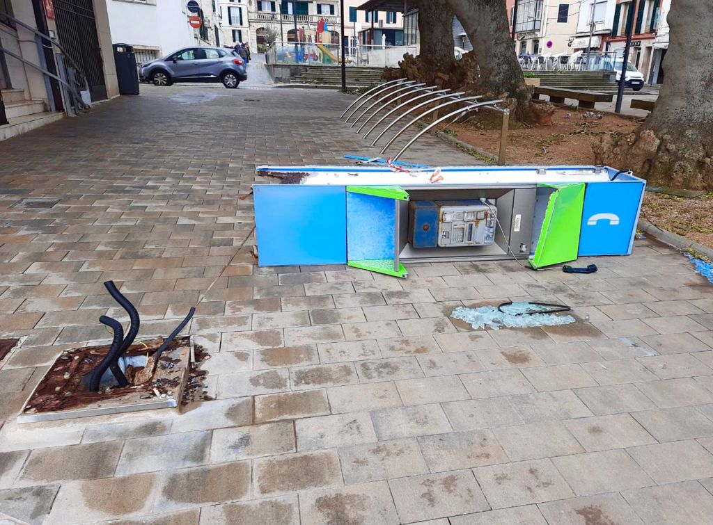 Cabina en el suelo en la plaza Miranda de Maó (Foto: Tolo Mercadal)