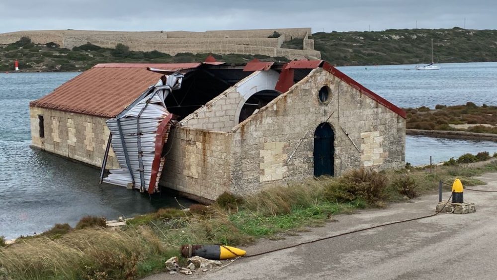 Imagen de la construcción que ha perdido parte del tejado (Fotos: Tolo Mercadal)