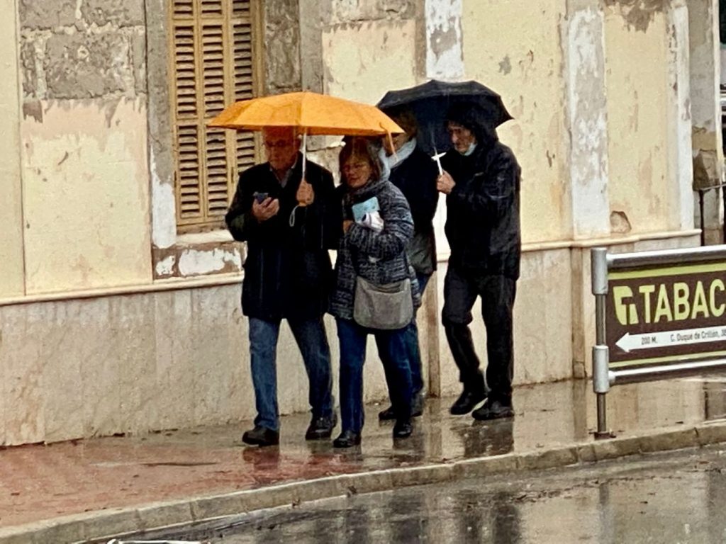 Gente se protege de la lluvia en Maó (Foto: Tolo Mercadal)