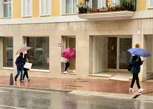 Lluvia en el centro de Maó (Foto: Tolo Mercadal)