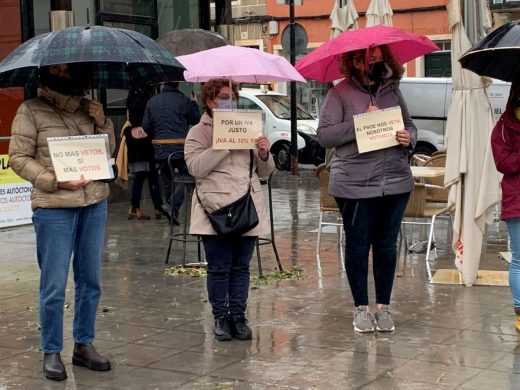 (Fotos) La “Rebelión de las tijeras rotas” exige en Menorca la reducción del IVA