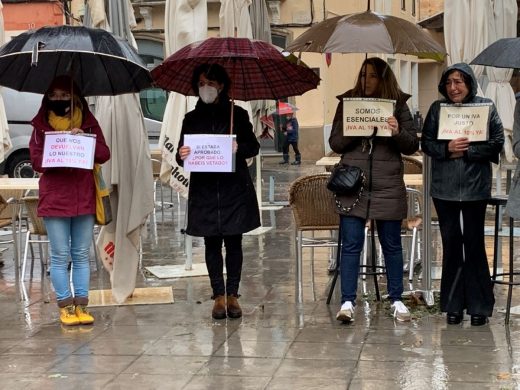 (Fotos) La “Rebelión de las tijeras rotas” exige en Menorca la reducción del IVA