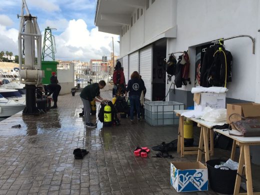 (Fotos) Extraen una moto, bicicletas y una caja fuerte de aguas de Ciutadella