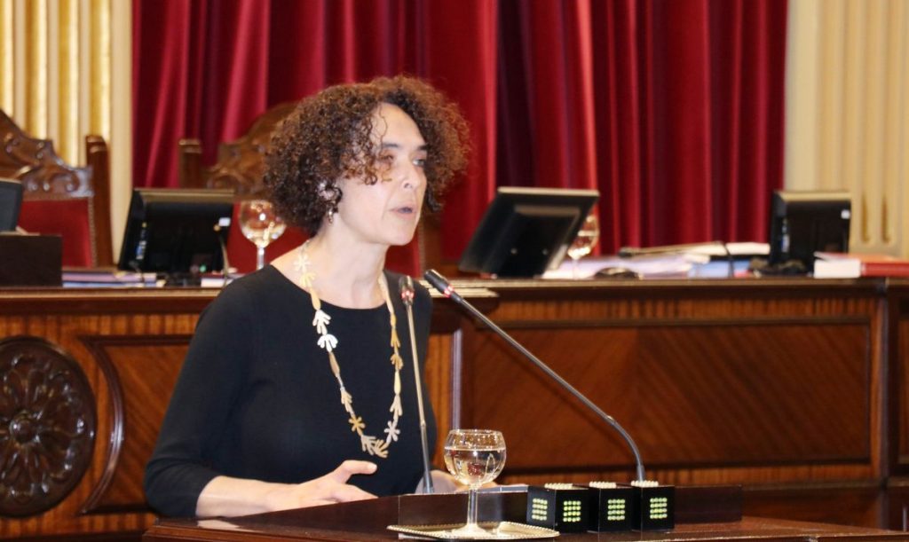 La diputada Patricia Font en el Parlament balear