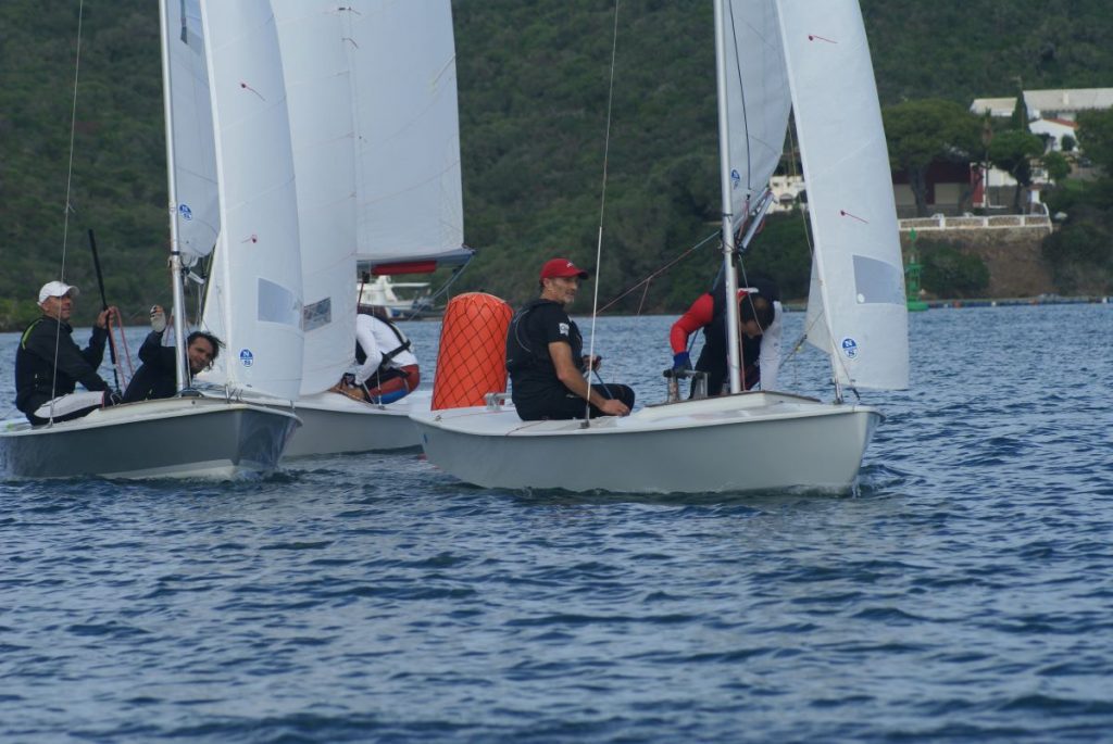 Rita y Magro en paso por baliza (Foto: Club Marítimo de Mahón)