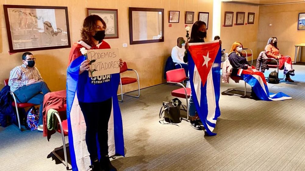 Ciudadanos cubanos han asistido al Pleno del Consell de Menorca (Foto: Tolo Mercadal)