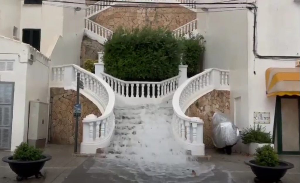 Agua en las escaleras del puerto de Maó.