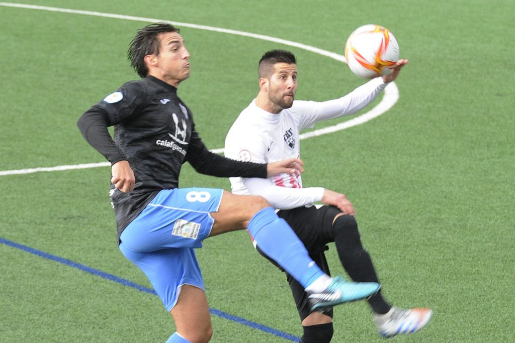 Llonga disputa una pelota.