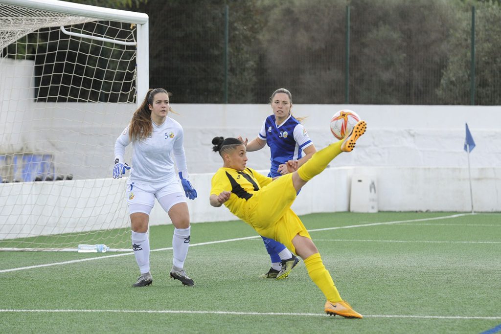 Acción de remate de una jugadora del Pardinyes (Foto: Tolo Mercadal)